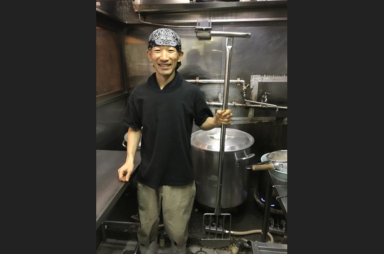 エンマ棒をもつスタッフ